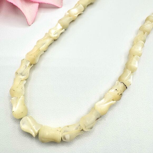 Vintage MOP Carved White Tulip Necklace Mother Of Pearl Beachy Mermaidcore - Picture 1 of 15